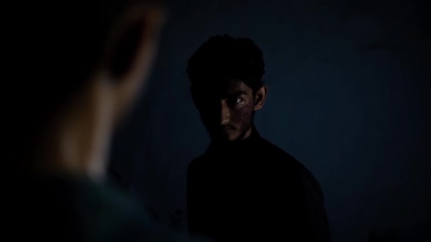 Karanlık Gizemli Bir Odada Birbirini Yumruklayan Iki Adamın Görüntüsü — Stok video