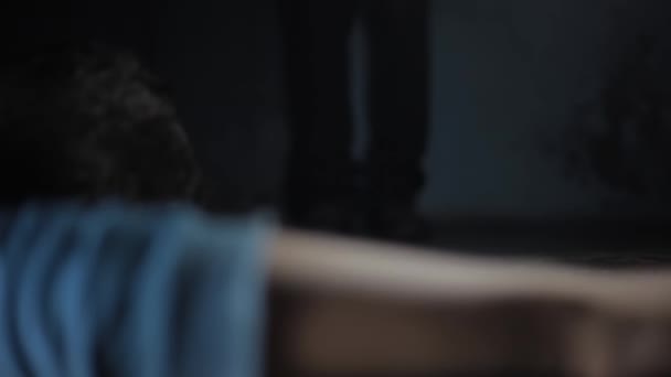 Împușcat Care Apropie Mort Podea Într Cameră Întunecată Imagini — Videoclip de stoc