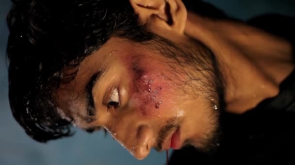Közelkép Egy Megkínzott Túszról Aki Vért Hasít Köhög Egy Székhez — Stock videók