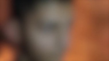 Arka planda yanan bulanık mumlarla yürüyen bir çocuğun görüntüsü, HD görüntüler..