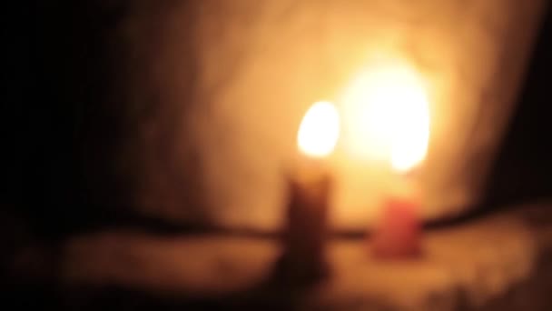 Konzentrieren Sie Sich Auf Eine Kerze Einer Dunklen Umgebung Aufnahmen — Stockvideo