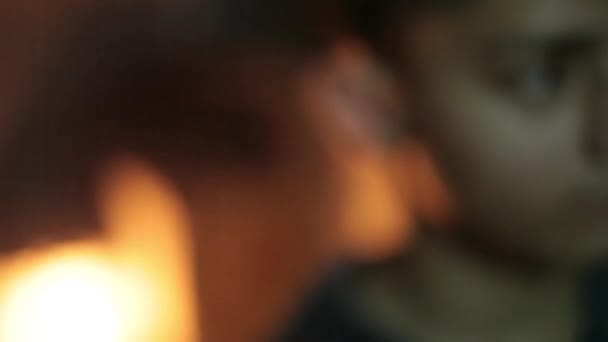 Filmaufnahmen Eines Kleinen Jungen Der Mit Verschwommenen Kerzen Hintergrund Geht — Stockvideo