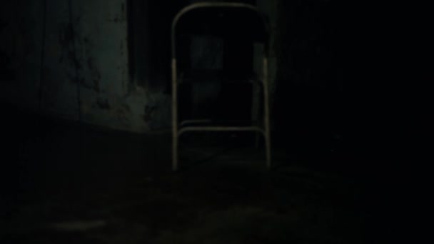 Sylwetka Metalowego Krzesła Poruszającego Się Własnej Powierzchni Niezwykłe Horrorowe Nagranie — Wideo stockowe