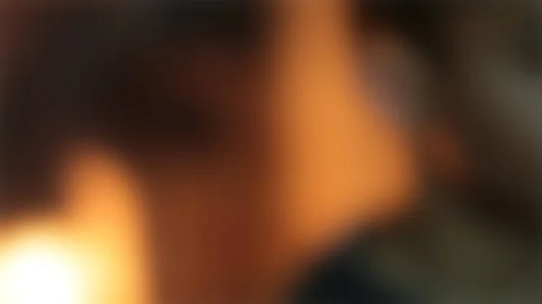 Een Jonge Jongen Loopt Met Wazige Kaarsen Branden Achtergrond — Stockfoto
