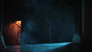 Sis ve yaratıcı ışıklandırmayla terk edilmiş gizemli bir yerin geniş açılı sinematik çekimi. 24 FPS içinde HD görüntüler.