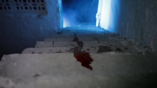 电影创意拍摄的红色血楼梯与哥特式黑暗照明和烟雾 Hd镜头24 Fps — 图库视频影像
