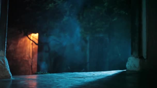 Scatto Cinematografico Grandangolare Misterioso Luogo Abbandonato Con Nebbia Illuminazione Creativa — Video Stock