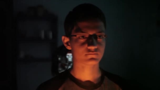 Filmisk Billede Mand Skræmmende Person Med Maske Ansigt Til Ansigt – Stock-video