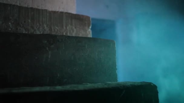 霧で廃墟となった建物の階段のショット Hd映像24 Fps ハロウィンの概念 — ストック動画