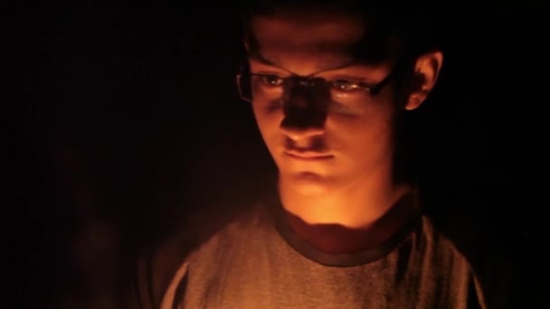 ภาพของเด กชายในเส วยแสงเท ยนในม อของเขาในสภาพแวดล อมท ากล — วีดีโอสต็อก
