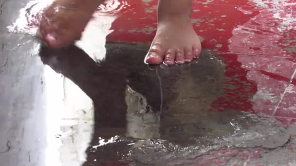 Detailní Záběr Lidských Nohou Hrajících Dešťovou Vodou Shromážděnou Červené Podlaze — Stock video