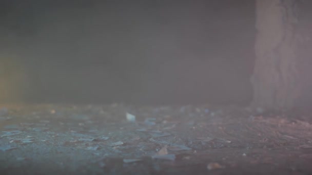 Кінематографічний Знімок Ніг Офіцера Йде Сміття Пил Аварійно Падіння Будівлі — стокове відео