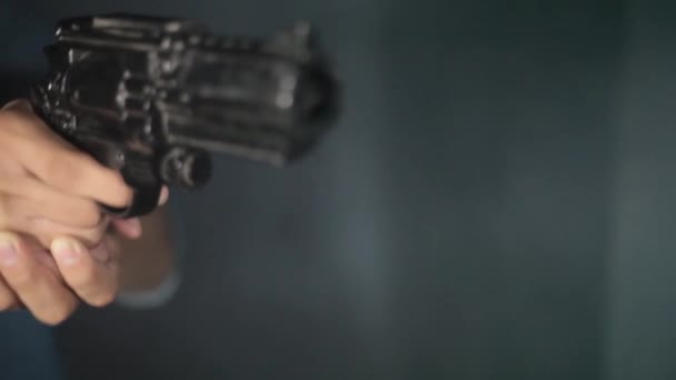 Genç Bir Suçlunun Yakın Çekim Görüntüsü Elinde Bir Silahla Savunma — Stok video