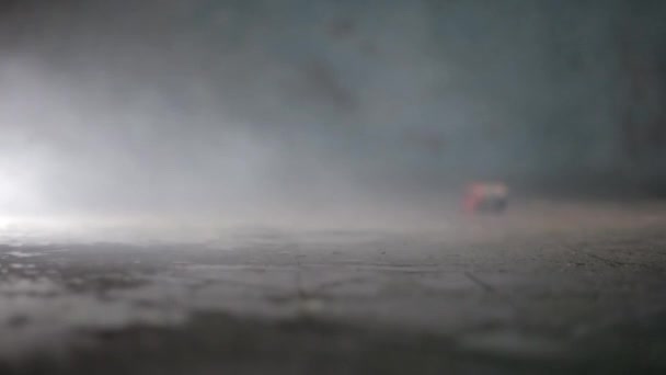 喷出的Debris在Floor与Smoke和Fog从Burning木材来 凤尾鱼 Cinematic Shot Fallen Building Mysterious Fps — 图库视频影像