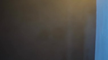 Duvarın yardımıyla saklanan bir ajanın vurulması ve silahlı bir memurun savunma pozisyonunda görüntülenmesi..