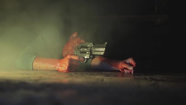 Постріл Пораненого Чоловіка Кров Руці Рухається Підлозі Кадри — стокове відео