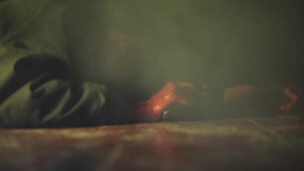 Schot Van Een Gewonde Man Met Bloed Zijn Hand Die — Stockvideo