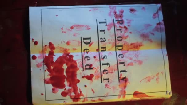 Вид Зверху Папери Передача Смерті Лежить Землі Кров Ньому Розміщенням — стокове відео