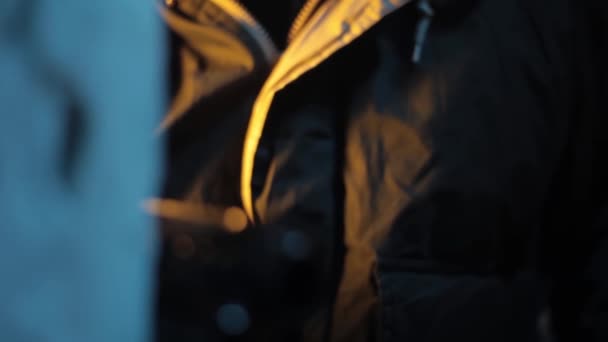 Zamknij Filmowe Ujęcie Mężczyzny Ciemnej Kurtce Ukrywającego Się Przed Czymś — Wideo stockowe