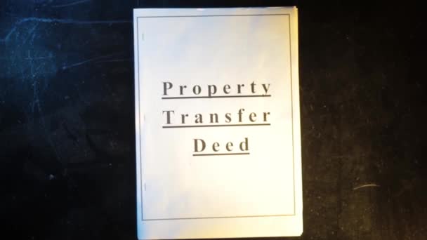 มมองด านบนของกระดาษ Property Transfer Deed วางอย บนพ ภาพของเอกสารทร นบนพ — วีดีโอสต็อก
