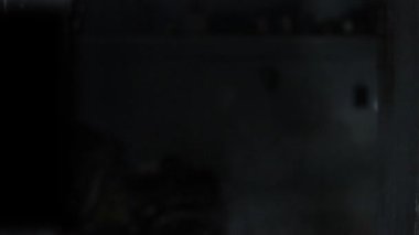 Amerikan işaret dili video gösterimi HD, Amerikan İşaret Dili (ASL) tek başına siyah arkaplanda izole edilmiş T harfi işareti.