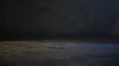 Yere düşen küçük bir teneke kutunun görüntüsü. Yere düşen bir kutunun HD görüntüsü. Karanlık gotik gizemli oda. HD görüntüler gibi korku filmleri.