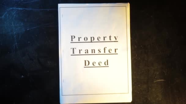 Top Megtekintése Papírok Property Transfer Deed Feküdt Földön Felvétel Ingatlan — Stock videók