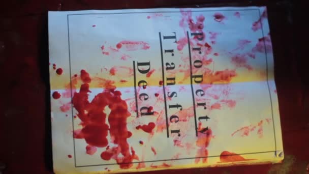 Вид Зверху Папери Передача Смерті Лежить Землі Кров Ній Кадри — стокове відео