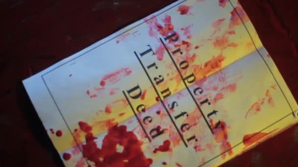 Вид Зверху Папери Передача Смерті Лежить Землі Кров Ній Кадри — стокове відео
