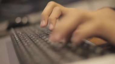 Dizüstü bilgisayar kullanan genç bir kadın.