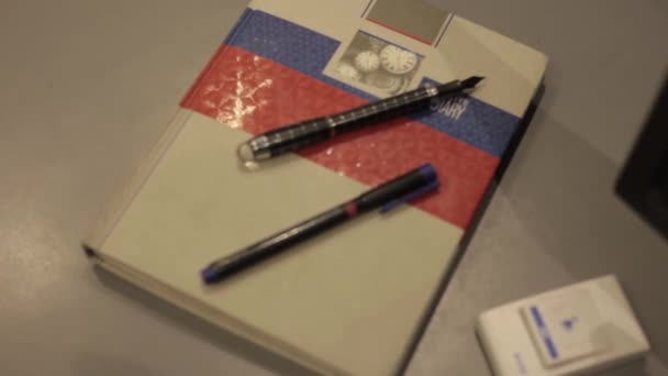 Ein Notizbuch Mit Stift Und Stift — Stockvideo