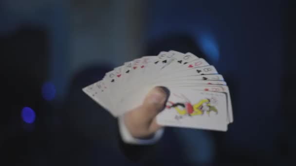 Poker Kartları Olan Genç Bir Adamın Elini Kapat — Stok video