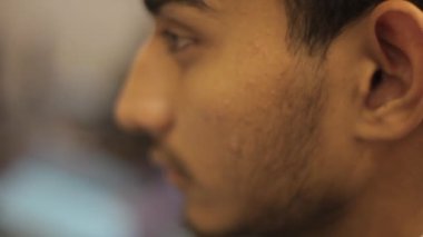 Kafedeki Hintli genç adam.