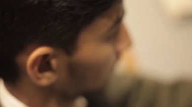 Ofisteki Hintli adam.