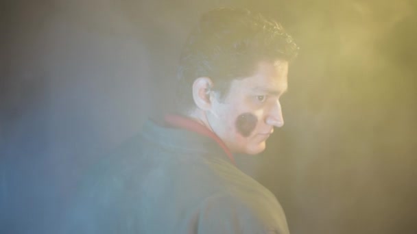 Portrait Jeune Homme Dans Brouillard Fumée — Video