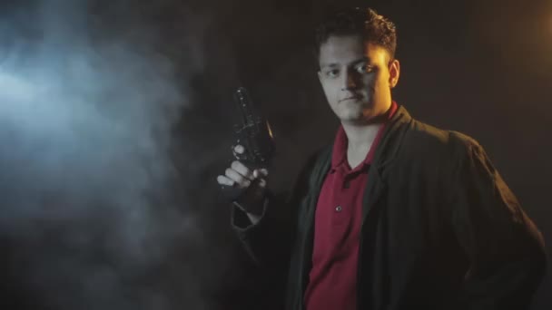 Στιγμιότυπο Ενός Άνδρα Ντυμένος Επαγγελματίας Δολοφόνος Ένα Όπλο Στο Χέρι — Αρχείο Βίντεο