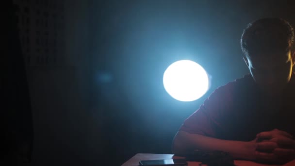 Poupée Filmée Homme Chemise Rouge Assis Sur Une Table Préparant — Video