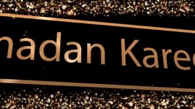 Ramazan Kareem - Sihirli Altın Dua Ayı. Kutsal ay için bir karşılama bayrağı, logo girişleri ve bayram dilekleri için mükemmel. Oruç, iftar, Sahoor ve İslam geleneklerini sembolize ediyor.