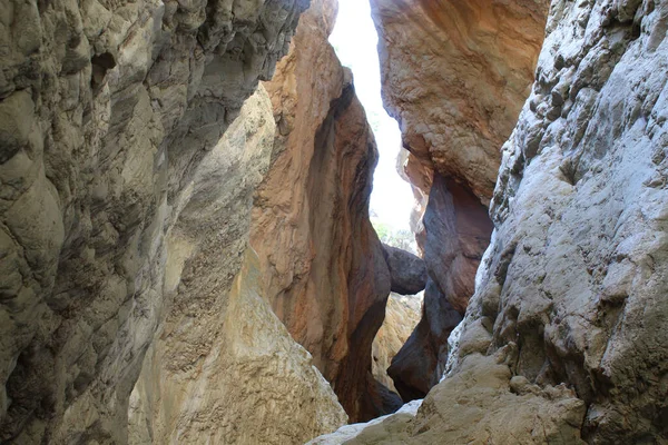 İsrail devletinin dağlarındaki manastır mağarası.