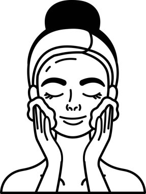 Bir kadın yüzünü yüz temizleme köpüğüyle yıkıyor.