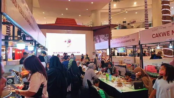 Balikpapan, Endonezya - 19 Temmuz 2024: Sayısız sokak yemekleri satan ve çeşitli mutfaklardan keyif alan bir alışveriş merkezinde yemek festivali. Canlı bir atmosfer. Aileler ve arkadaşlar birlikte yemek yiyor ve sohbet ediyorlar..