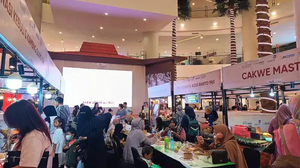 Balikpapan, Endonezya - 19 Temmuz 2024: Sayısız sokak yemekleri satan ve çeşitli mutfaklardan keyif alan bir alışveriş merkezinde yemek festivali. Aileler ve arkadaşların birlikte yemek yediği canlı bir atmosfer..