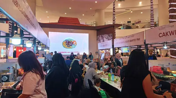 Balikpapan, Endonezya - 19 Temmuz 2024: Sayısız sokak yemekleri satan ve çeşitli mutfaklardan keyif alan bir alışveriş merkezinde yemek festivali. Aileler ve arkadaşların birlikte yemek yediği canlı bir atmosfer..