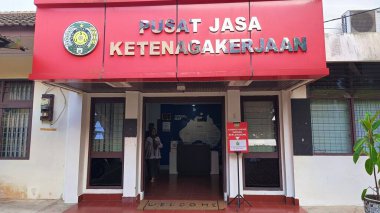 Medan, Endonezya - 11 Haziran 2024: Kuzey Sumatra Üniversitesi 'nde öğrenci iş bulma merkezinin ön görünümü. Sık sık öğrenci kariyer merkezi olarak adlandırılan yer, öğrencilerin iş bulmalarına yardımcı olmaktadır. O gün iş fuarları vardı..