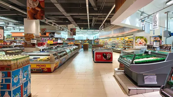 Balikpapan, Endonezya - 12 Temmuz 2024: Hypermart Penta City Mall Balikpapan 'daki süpermarket koridoru. Günlük ihtiyaçlar için alışverişe elverişli.