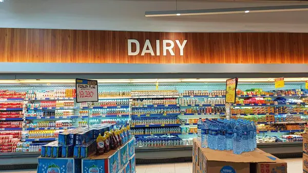 Balikpapan, Endonezya - 12 Temmuz 2024: Çeşitli süt ürünleri ve su şişeleriyle modern süpermarket süt ürünleri bölümü. Hypermart Pentacity Mall Balikpapan 'da piyasa fiyatı ve tanıtımı yapıyor.