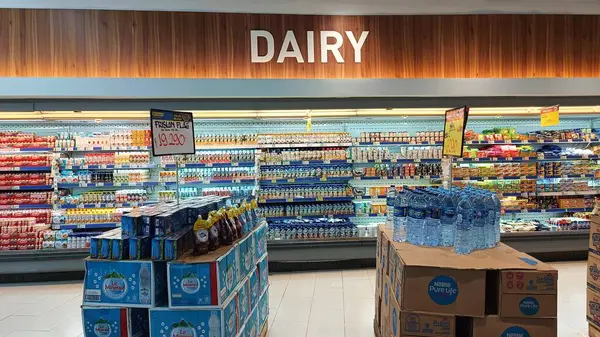 Balikpapan, Endonezya - 12 Temmuz 2024: Çeşitli süt ürünleri ve su şişeleriyle modern süpermarket süt ürünleri bölümü. Hypermart Pentacity Mall Balikpapan 'da piyasa fiyatı ve tanıtımı yapıyor.