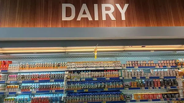 Balikpapan, Endonezya - 12 Temmuz 2024: Çeşitli süt ürünleri ve su şişeleriyle modern süpermarket süt ürünleri bölümü. Hypermart Pentacity Mall Balikpapan 'da piyasa fiyatı ve tanıtımı yapıyor.