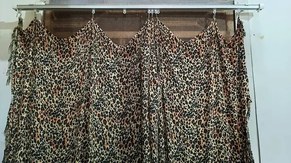 Leopar desenli perdeler. Metal bir çubuğa zarif bir şekilde asılmış. Her odanın dekoruna vahşi bir tarz katıyor. Moda ileri tasarım meraklıları için mükemmel..