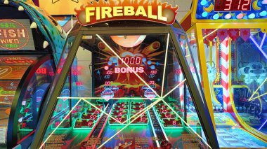 Canlı, neon ışıklı eğlence merkezi atmosferinde Fireball ve diğer oyunların yer aldığı renkli oyun makineleri heyecan ve nostalji uyandırıyor. Oyun ya da çocukların tatil teması için mükemmel..